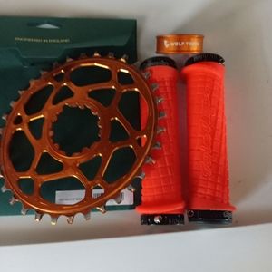 32 tooth oval chainring, Troy Lee grips and 34.9 wolf tooth seat post clamp all